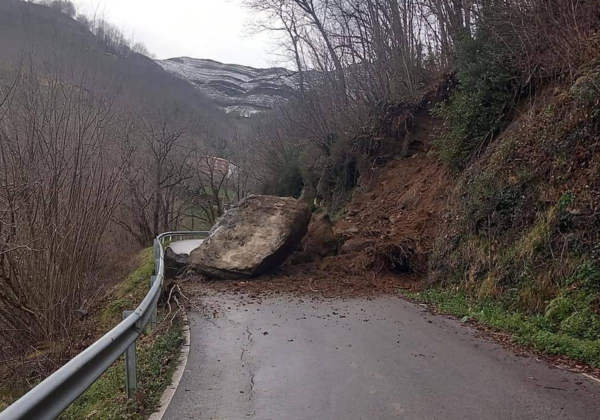 Desprendimiento en la carretera LV-8 de acceso al pueblo lavianés de Las Quintanas.