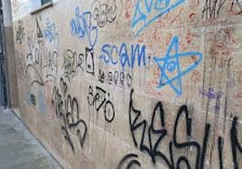 Pintadas en una fachada del barrio de Cimavilla.