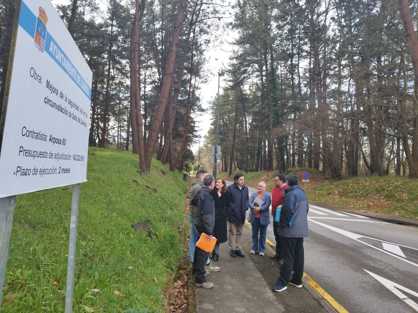 El alcalde de Llanera, en el centro de la imagen, con la concejala de obras, técnicos municipales y responsables de la empresa que ha ejecutado las obras en la circunvalación, en Soto de Llanera.