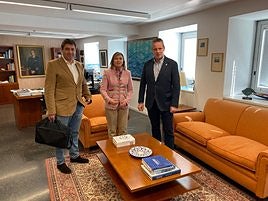 El director general de Pesca Marítima del Principado, Francisco González, la secretaria general de Pesca del Ministerio de Agricultura, Isabel Artime, y el consejero de Medio Rural, Marcelino Marcos.