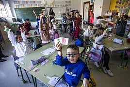 Los niños muestran la tarjetas de verdes y rojas que utilizaron en un juego.