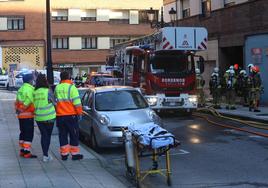 Los Bomberos de Oviedo, en el lugar del incendio.