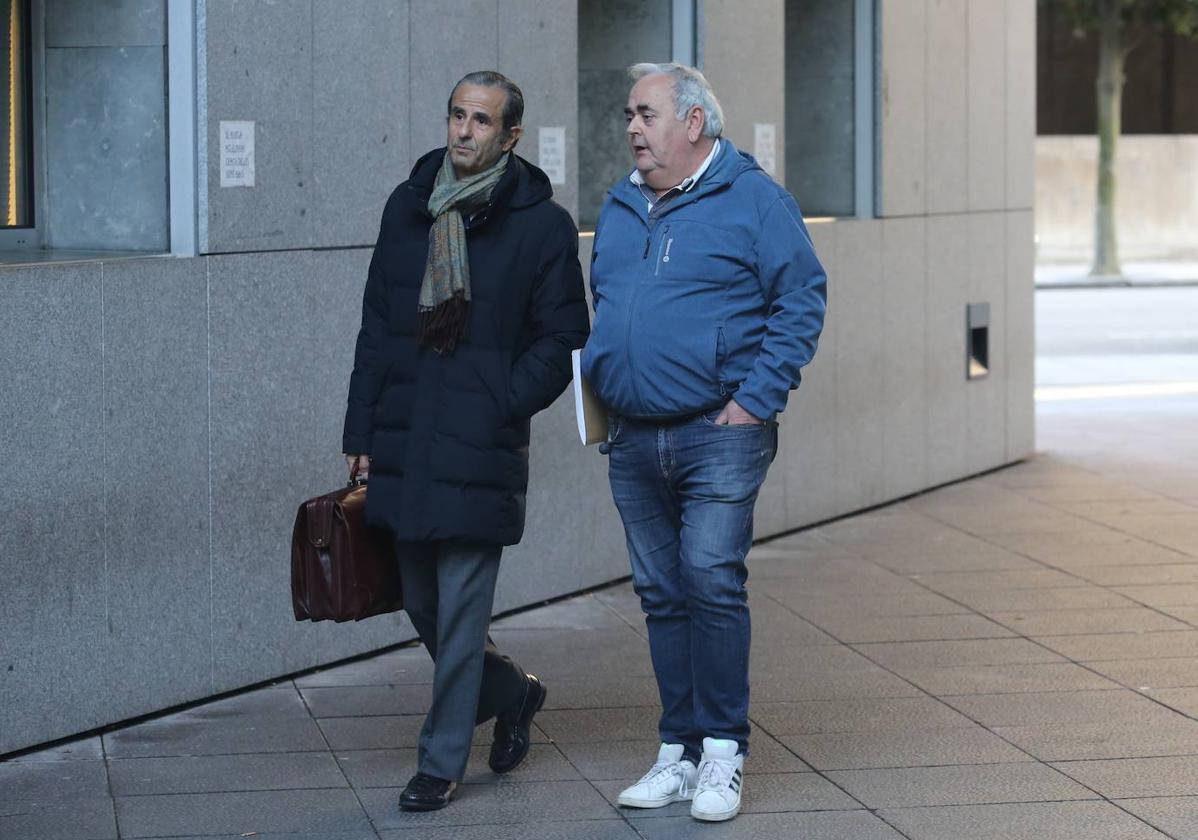 Manuel Mori, junto a su abogado a su llegada a los juzgados.