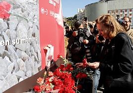 Pilar Manjón deposita unas flores ante el memorial que recuerda a las víctimas del 11M en la estación Atocha.