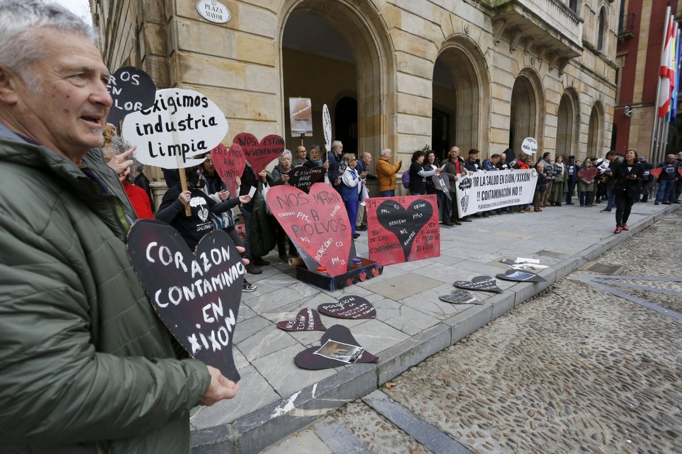 Protesta ciudadana por la elevada contaminación, en la plaza Mayor, el pasado 14 de febrero.