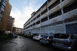 Aspecto que presenta la antigua nave de Flex, en el barrio de La Calzada.