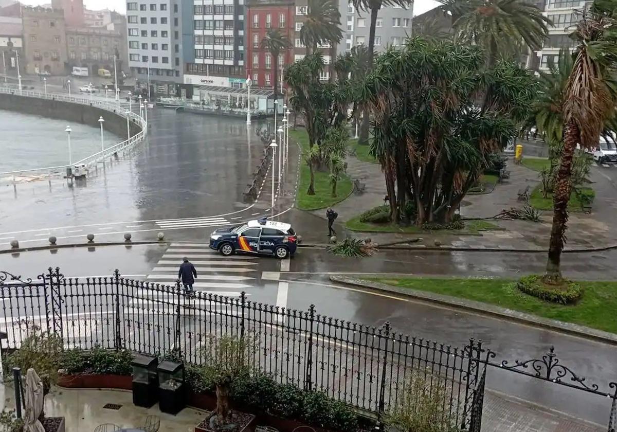 Fuertes rachas de viento, en Gijón, hace unas semanas.