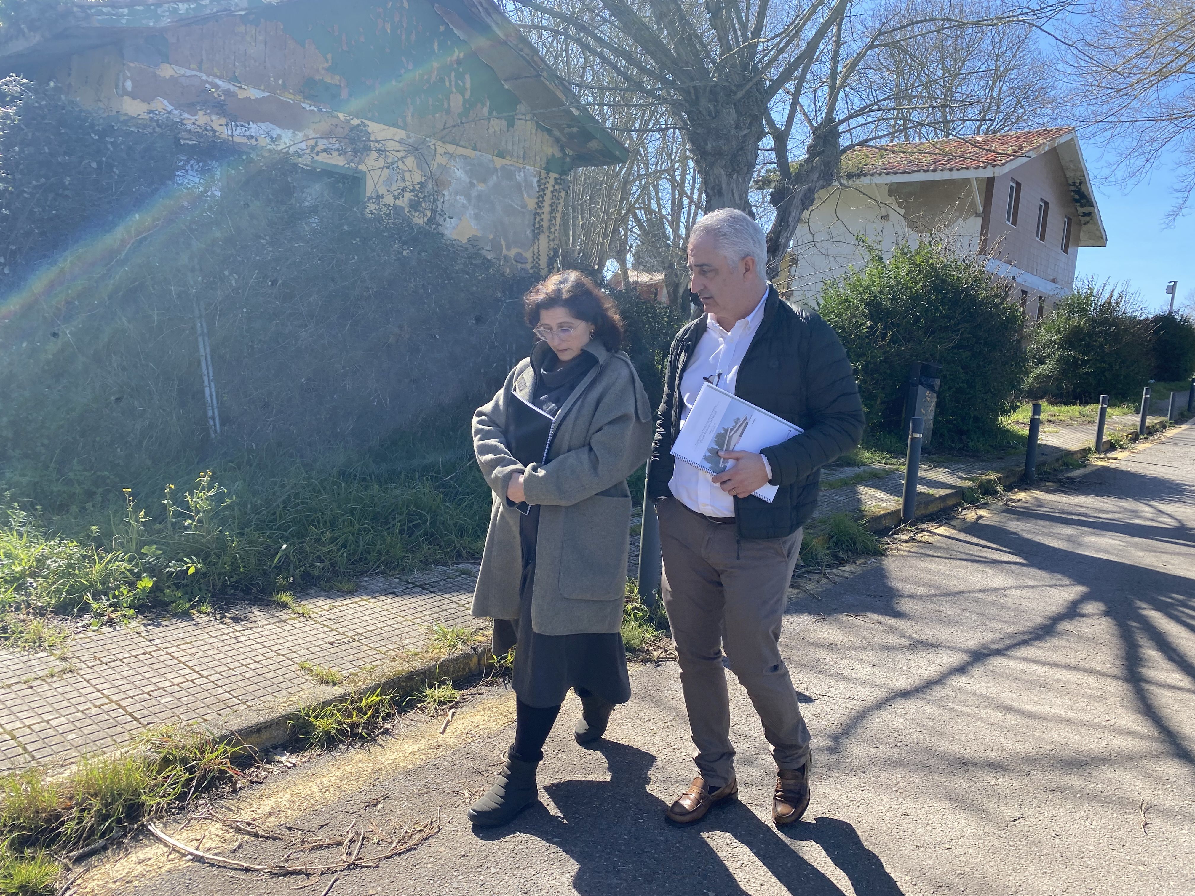 La directora general de Urbanismo, Laura López, y el alcalde de Carreño, Ángel García, ayer, en Perlora.