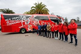 Representantes del Grupo y de Alsa, ayer, en la sede de Las Mestas, presentando el nuevo autobús de la entidad.