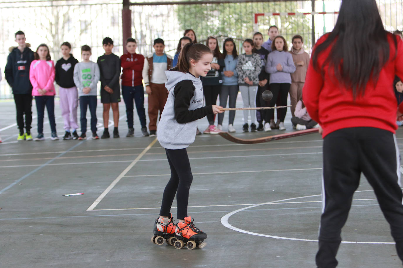 La visita de las campeonas del Telecable Hockey a los estudiantes de Gijón