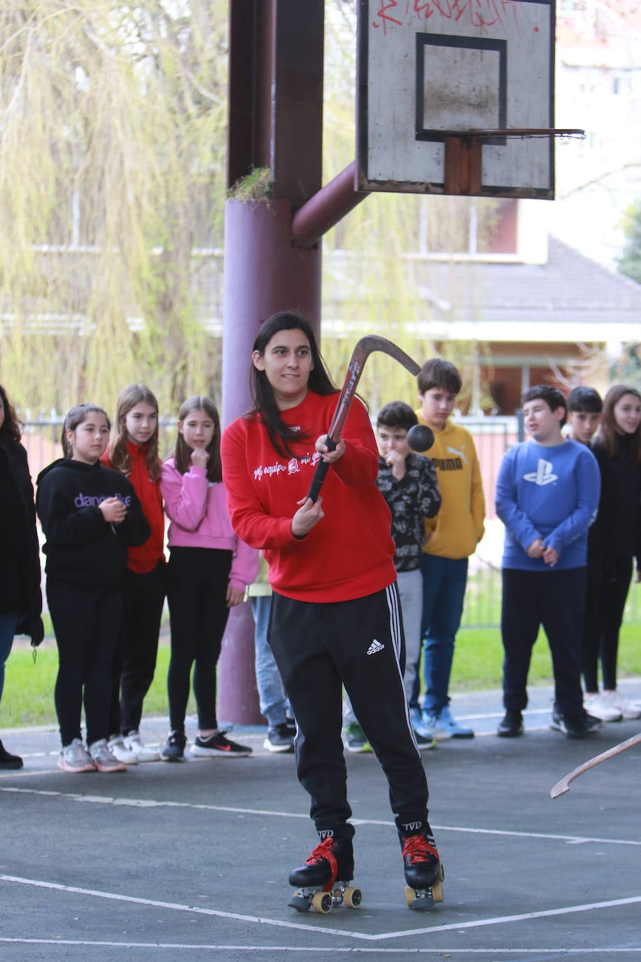 La visita de las campeonas del Telecable Hockey a los estudiantes de Gijón