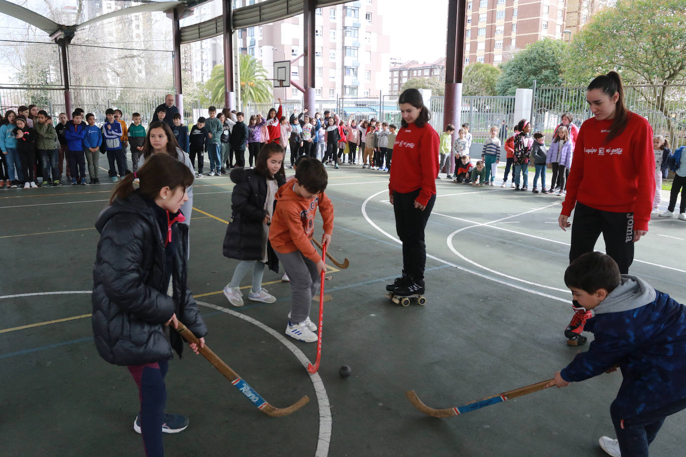 La visita de las campeonas del Telecable Hockey a los estudiantes de Gijón