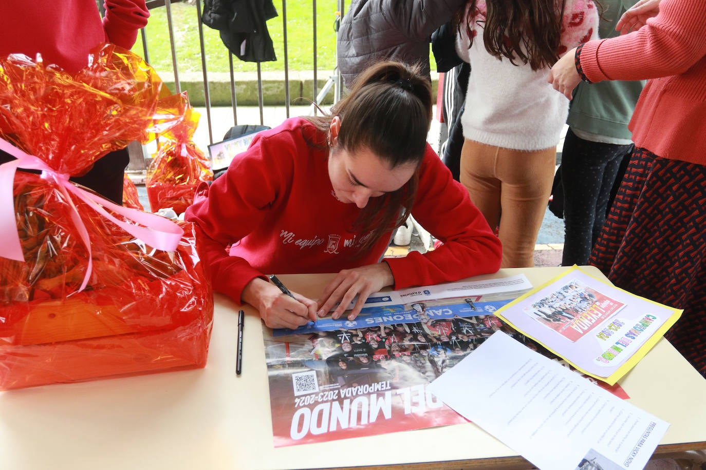 La visita de las campeonas del Telecable Hockey a los estudiantes de Gijón