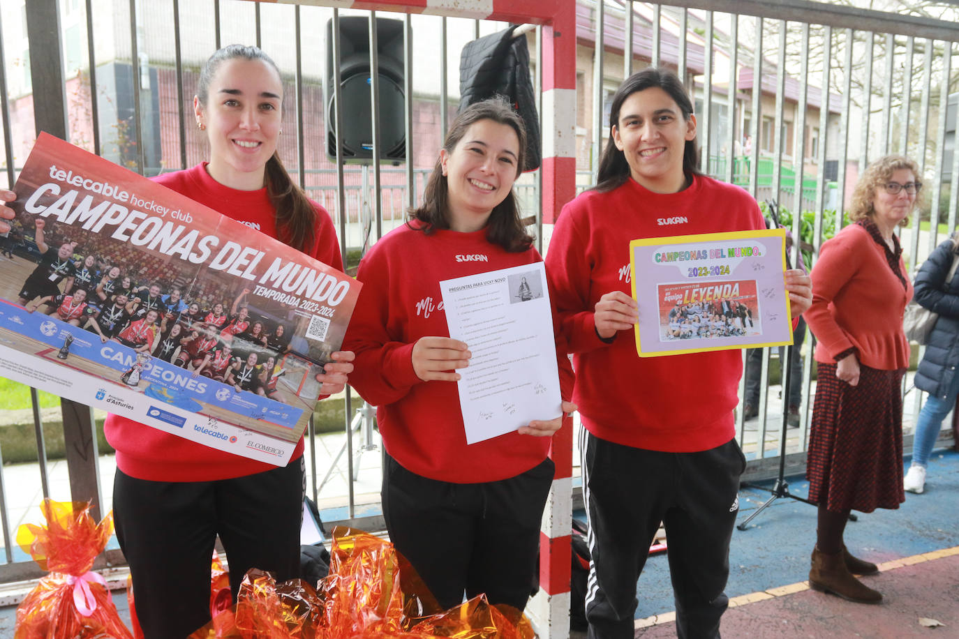 La visita de las campeonas del Telecable Hockey a los estudiantes de Gijón