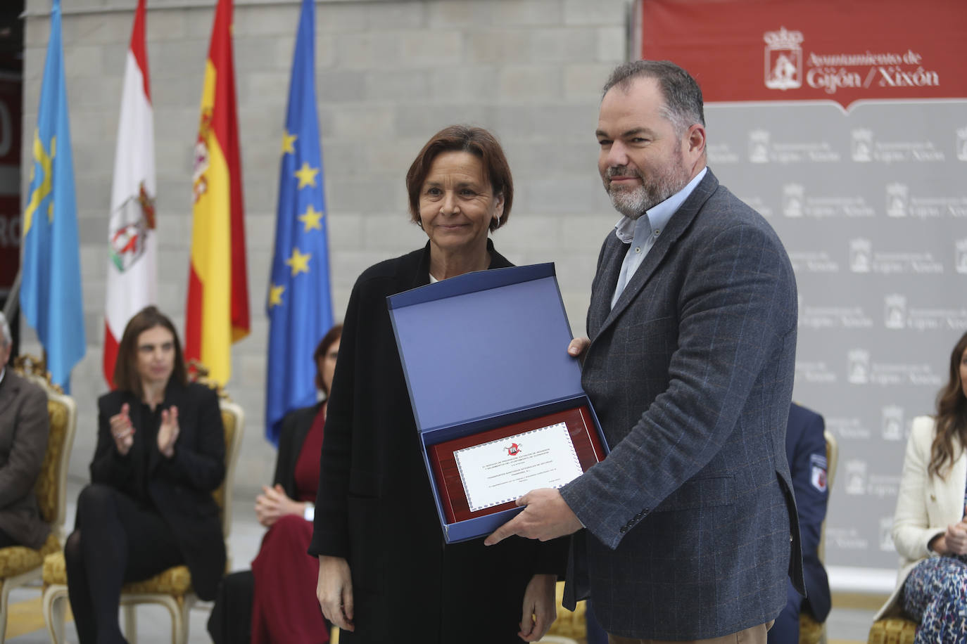 Gijón homenajea a sus bomberos