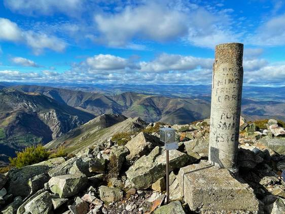 Vértice geodésico y buzón de cumbres en la pedragosa cima de Peña Manteca