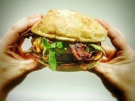 Hamburguesa La Tecerete, elaborada en TC28 Beber y Comer, en Mieres