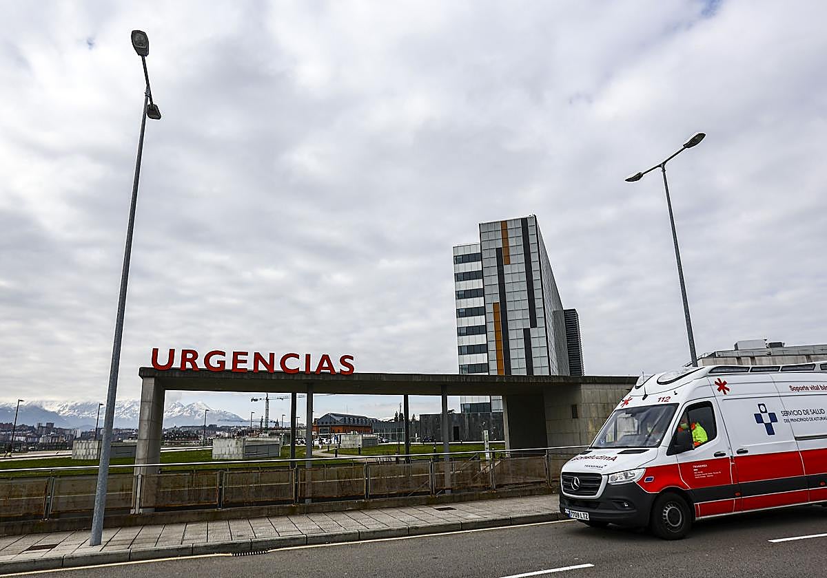 El hombre, de 54 años, fue trasladado al HUCA