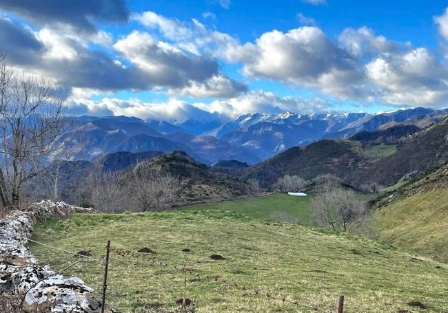 Parte de las preciosas vistas y paisajes que se contemplan en el camino y la cumbre de Peña Manteca