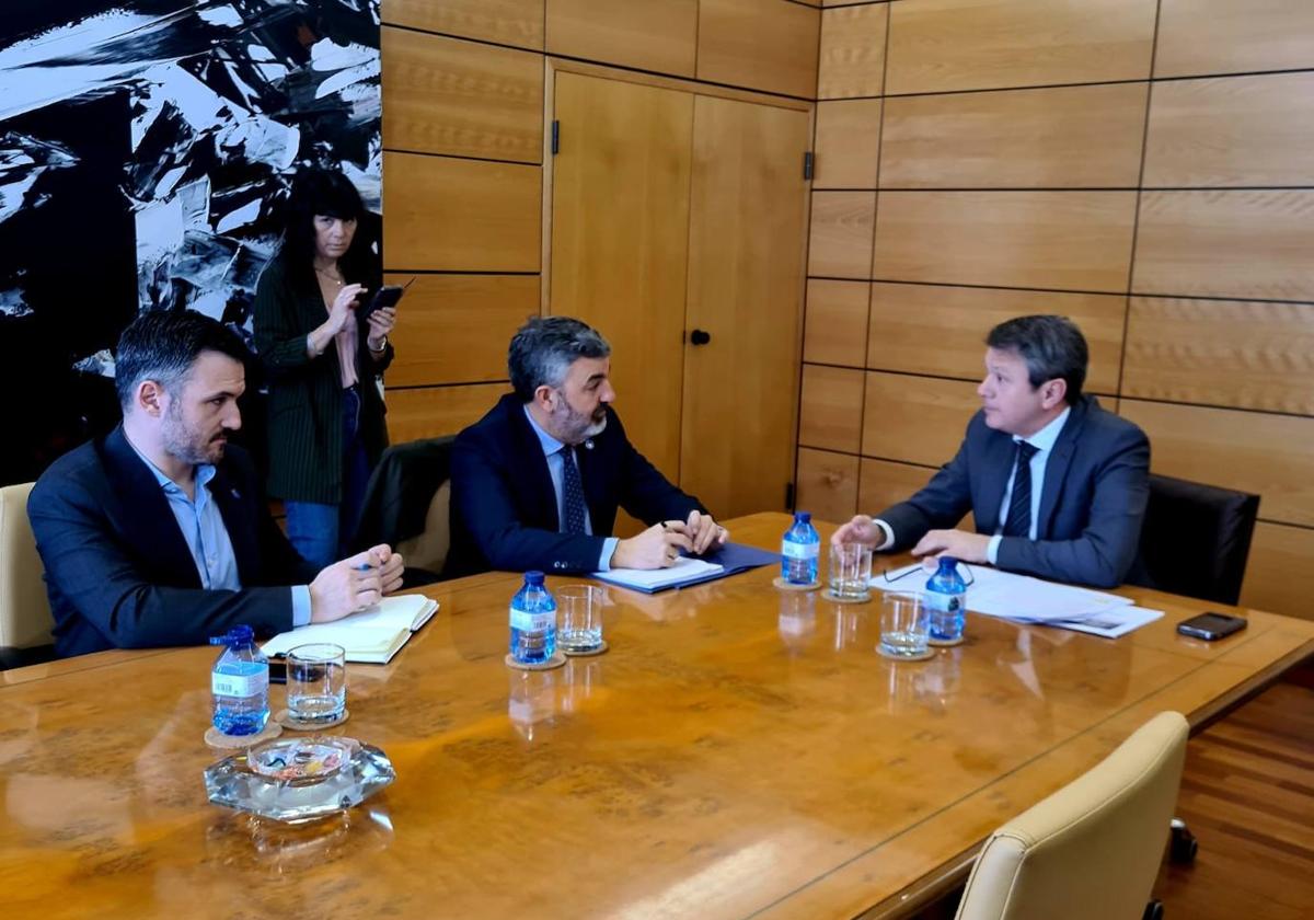 El consejero Alejandro Calvo y el viceconsejero Jorge García, en la reunión de esta mañana con el secretario de Estado de Transportes, José Antonio Santano.