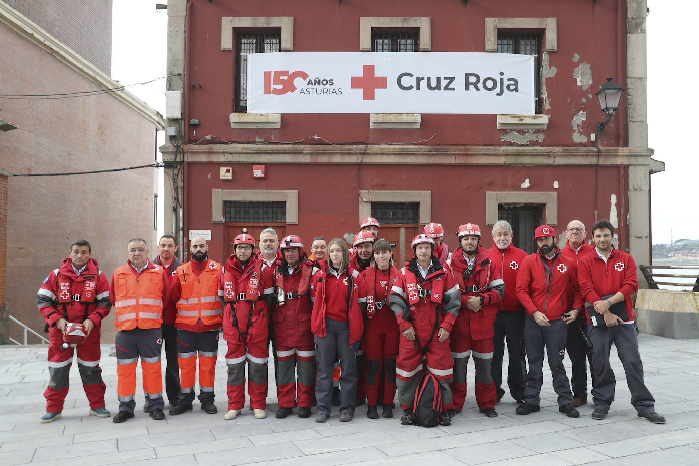 Espectacular rescate de un piragüista en Gijón