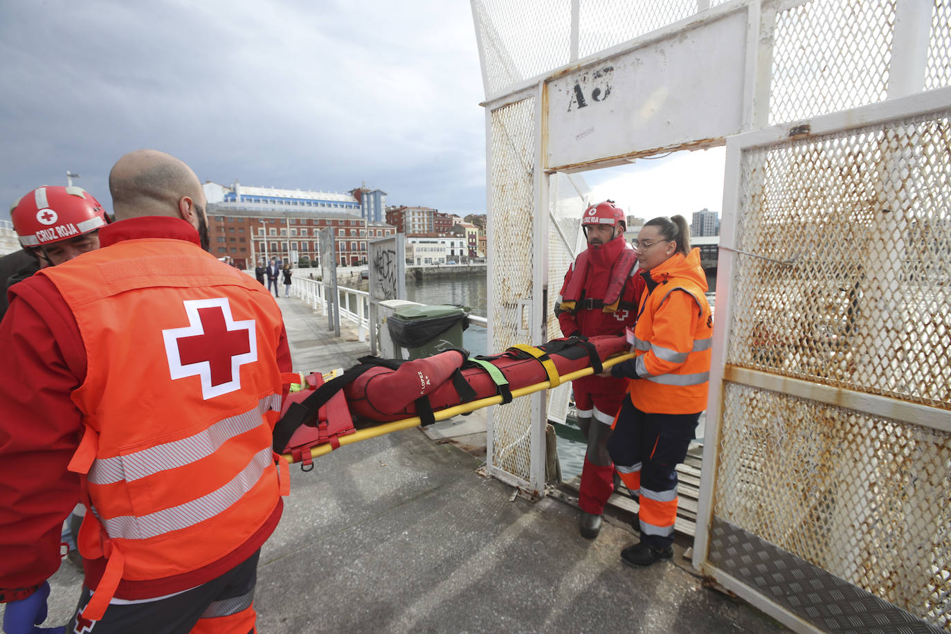 Espectacular rescate de un piragüista en Gijón