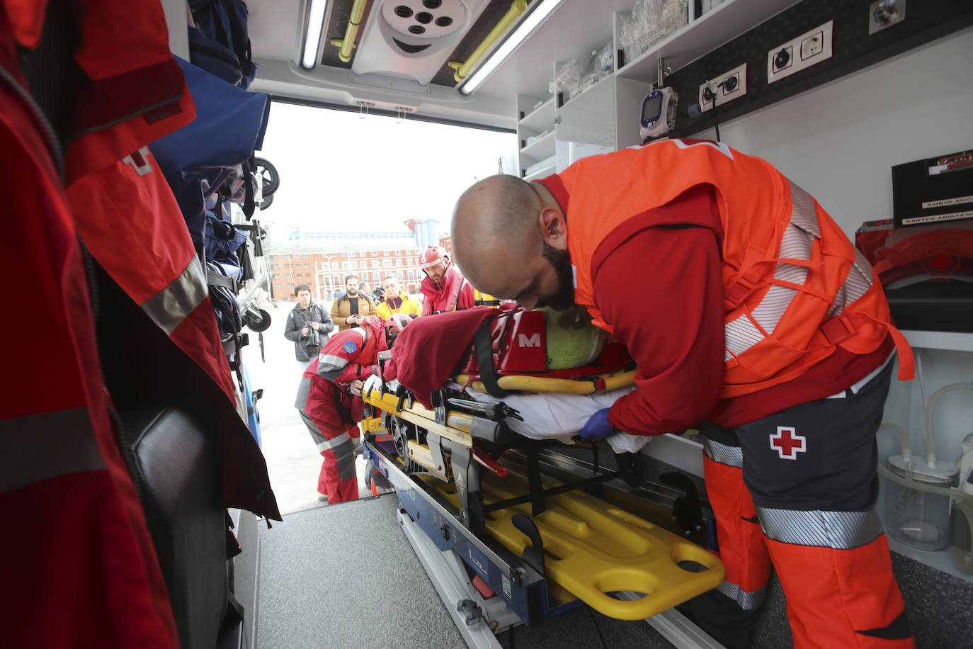 Espectacular rescate de un piragüista en Gijón