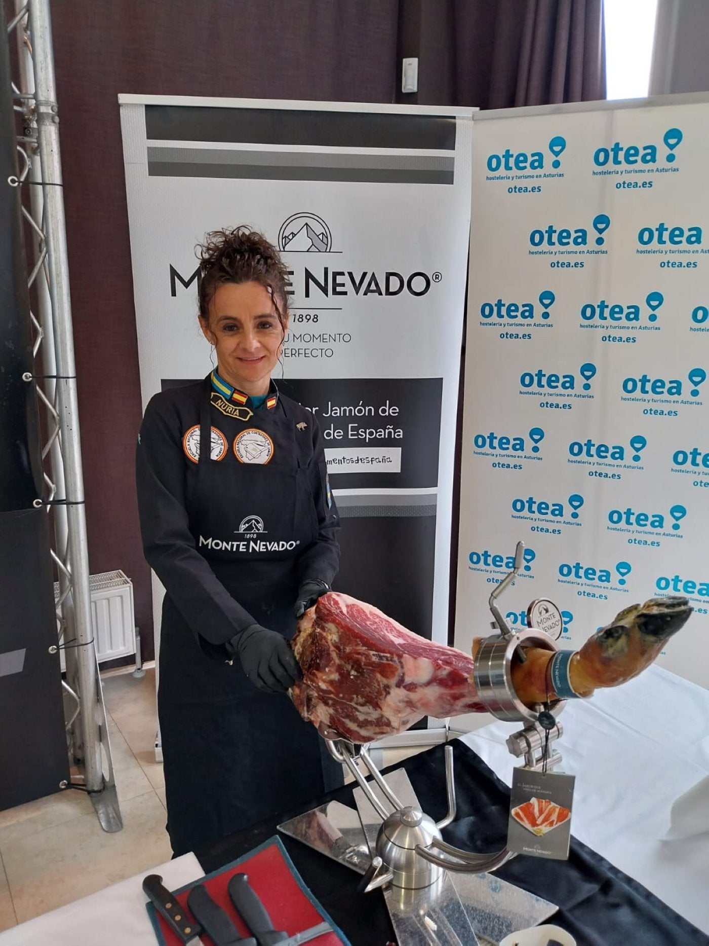 La sierense Nuria Fernández, campeona de corte a cuchillo, demuestra oficio con un jamón de Monte Nevado.