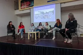 El colegio Jovellanos organizó un debate con árbitras de fútbol, voley, baloncesto y balonmano.