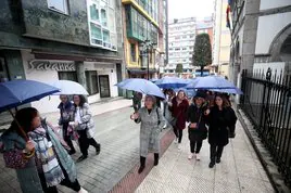 Un grupo de mujeres participa en la actividad Calles con nombre de Mujer, organizada por el Ayuntamiento de Oviedo.