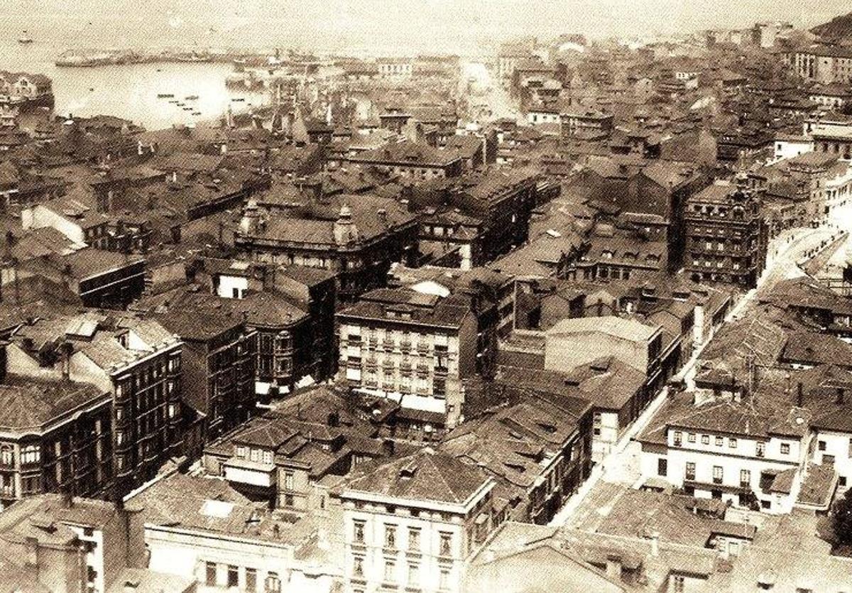 1930. Foto aérea del centro urbano de Gijón tomada desde un biplano con la calle cabrales densificada por la manzana del hospital de Caridad. Ya en pie la nueva Pescadería.