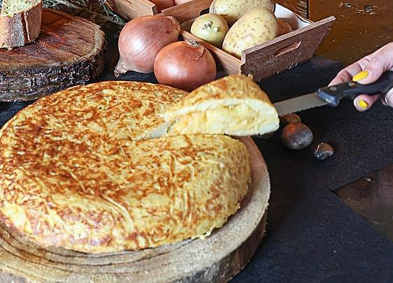 Huevo, patata, aceite y sal. Esta es con cebolla.