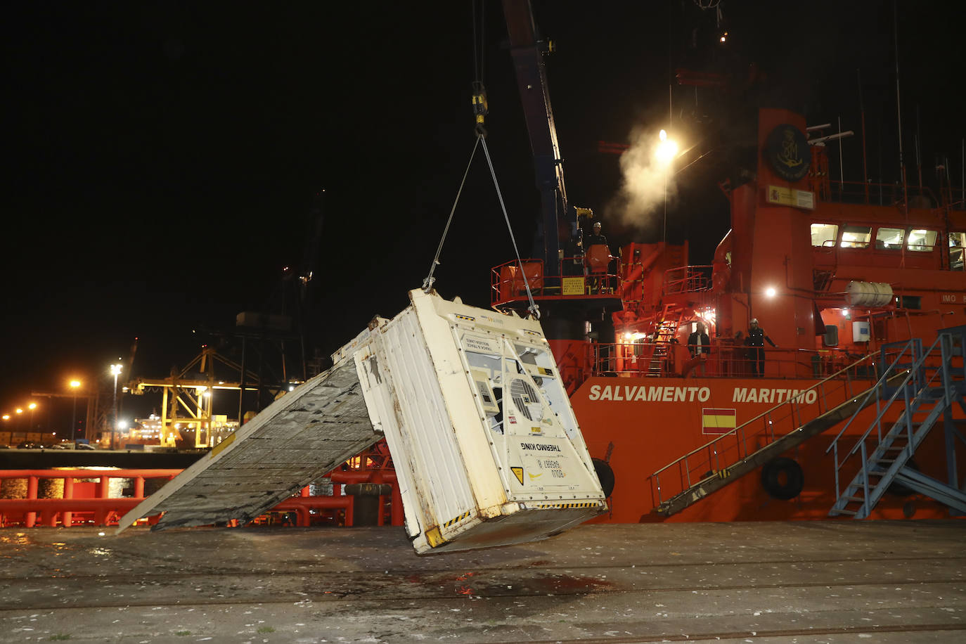 Salvamento Marítimo logra recuperar una pieza de uno de los trece contenedores