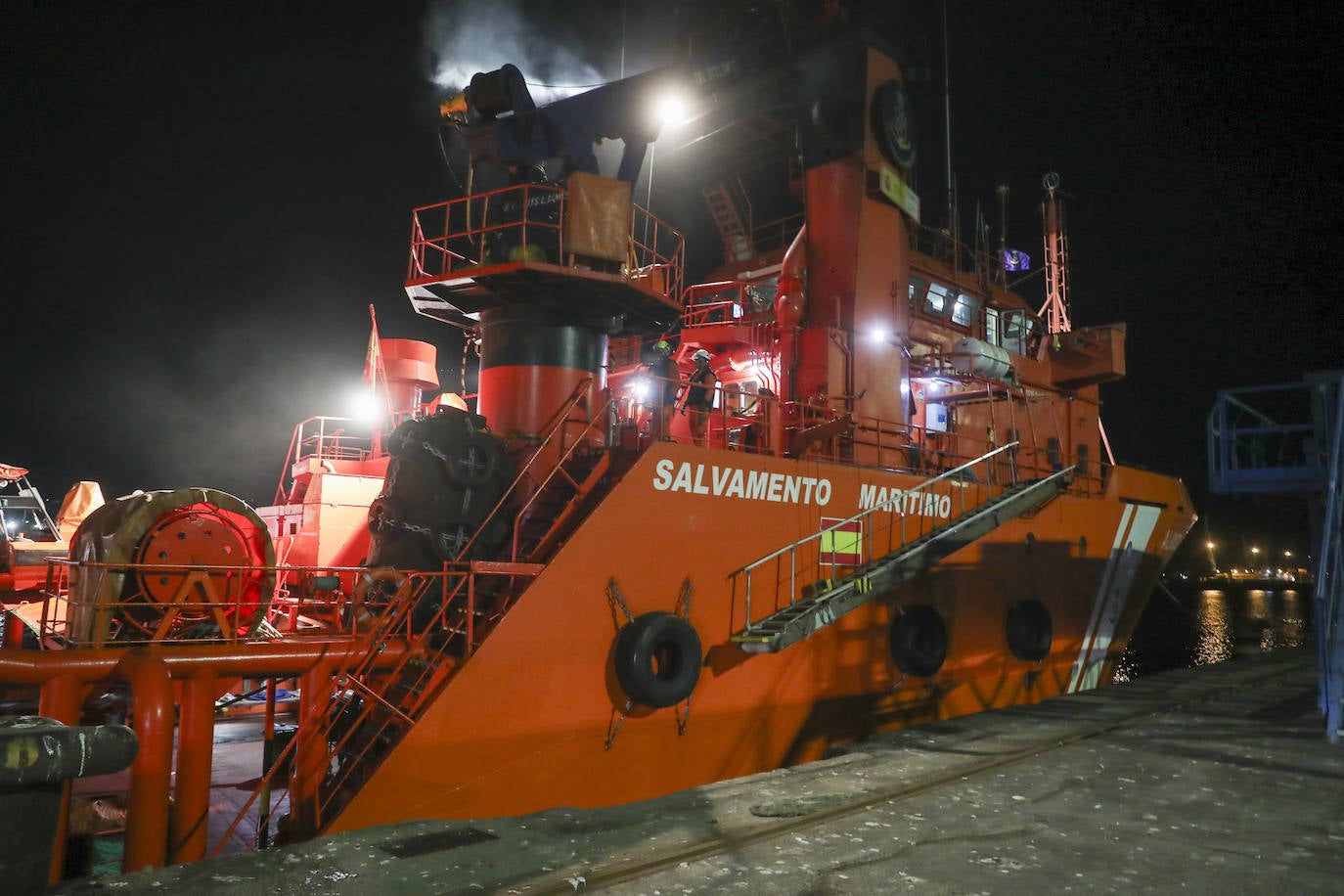 Salvamento Marítimo logra recuperar una pieza de uno de los trece contenedores