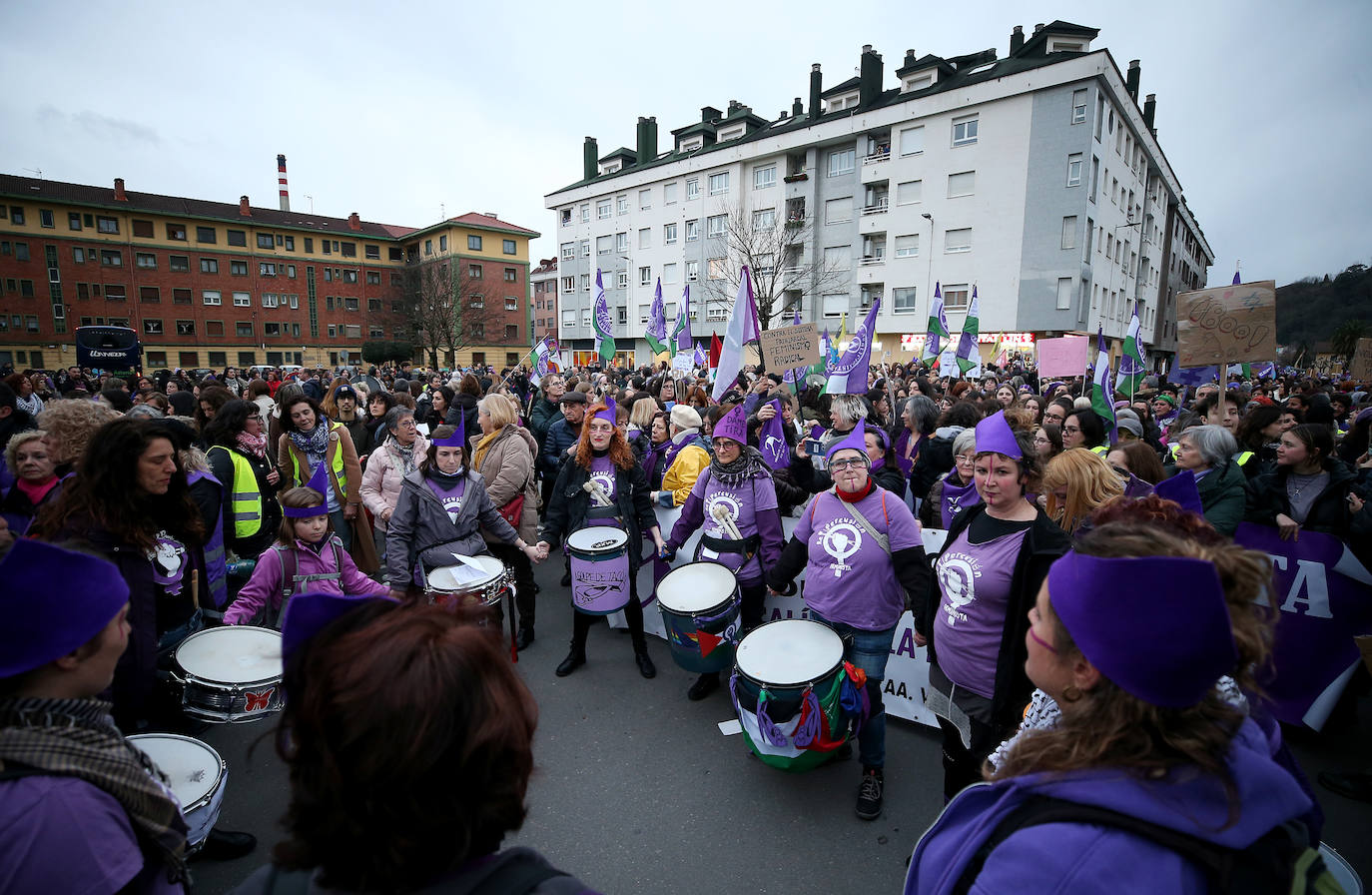 Multitudinaria manifestación del 8M en Langreo: las mujeres, dispuestas a seguir &#039;dando tira&#039;