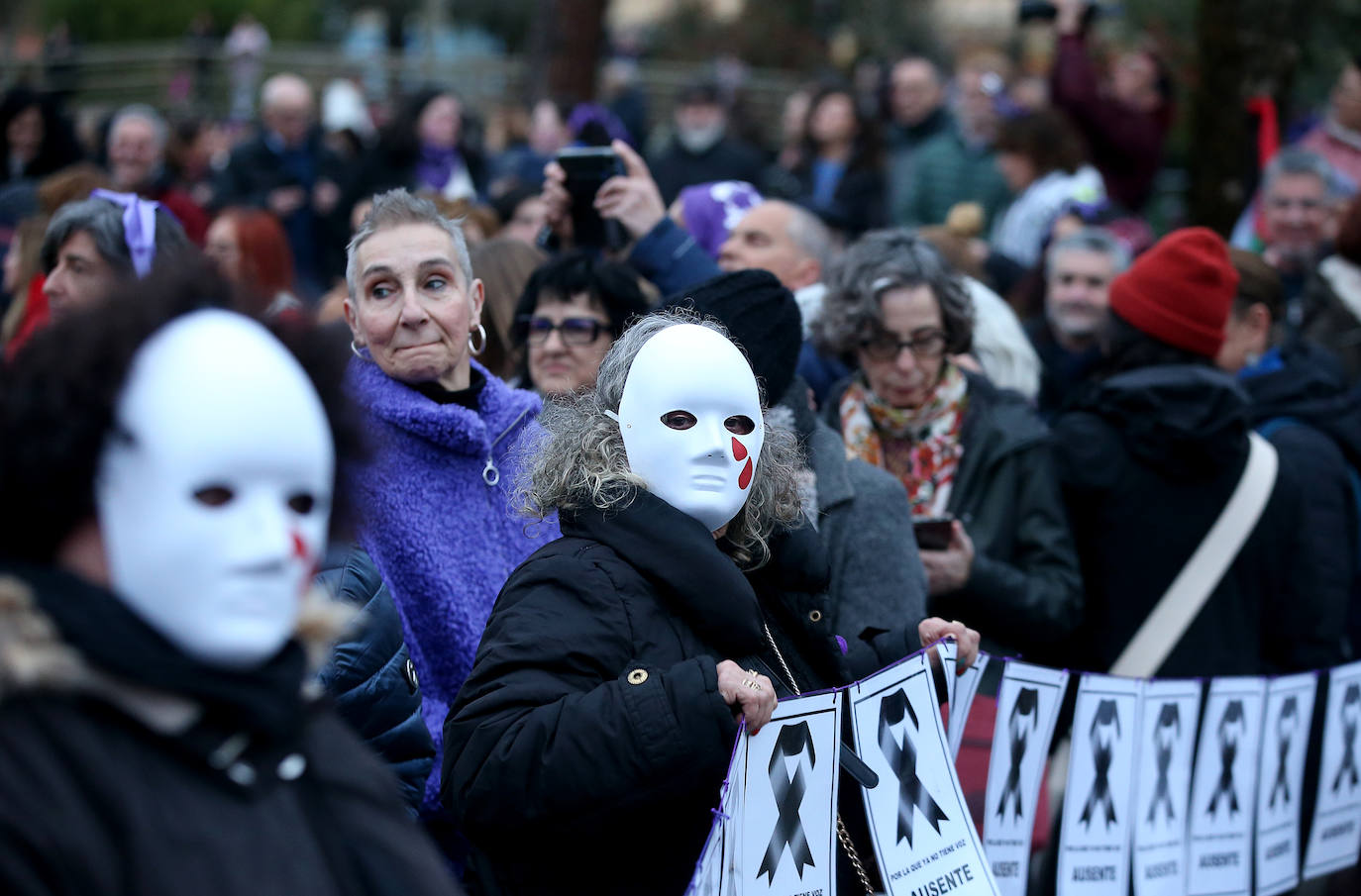 Multitudinaria manifestación del 8M en Langreo: las mujeres, dispuestas a seguir &#039;dando tira&#039;