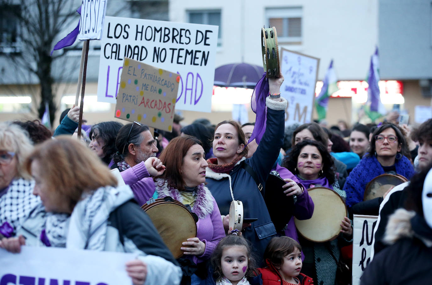 Multitudinaria manifestación del 8M en Langreo: las mujeres, dispuestas a seguir &#039;dando tira&#039;