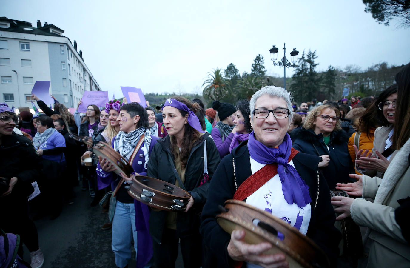 Multitudinaria manifestación del 8M en Langreo: las mujeres, dispuestas a seguir &#039;dando tira&#039;