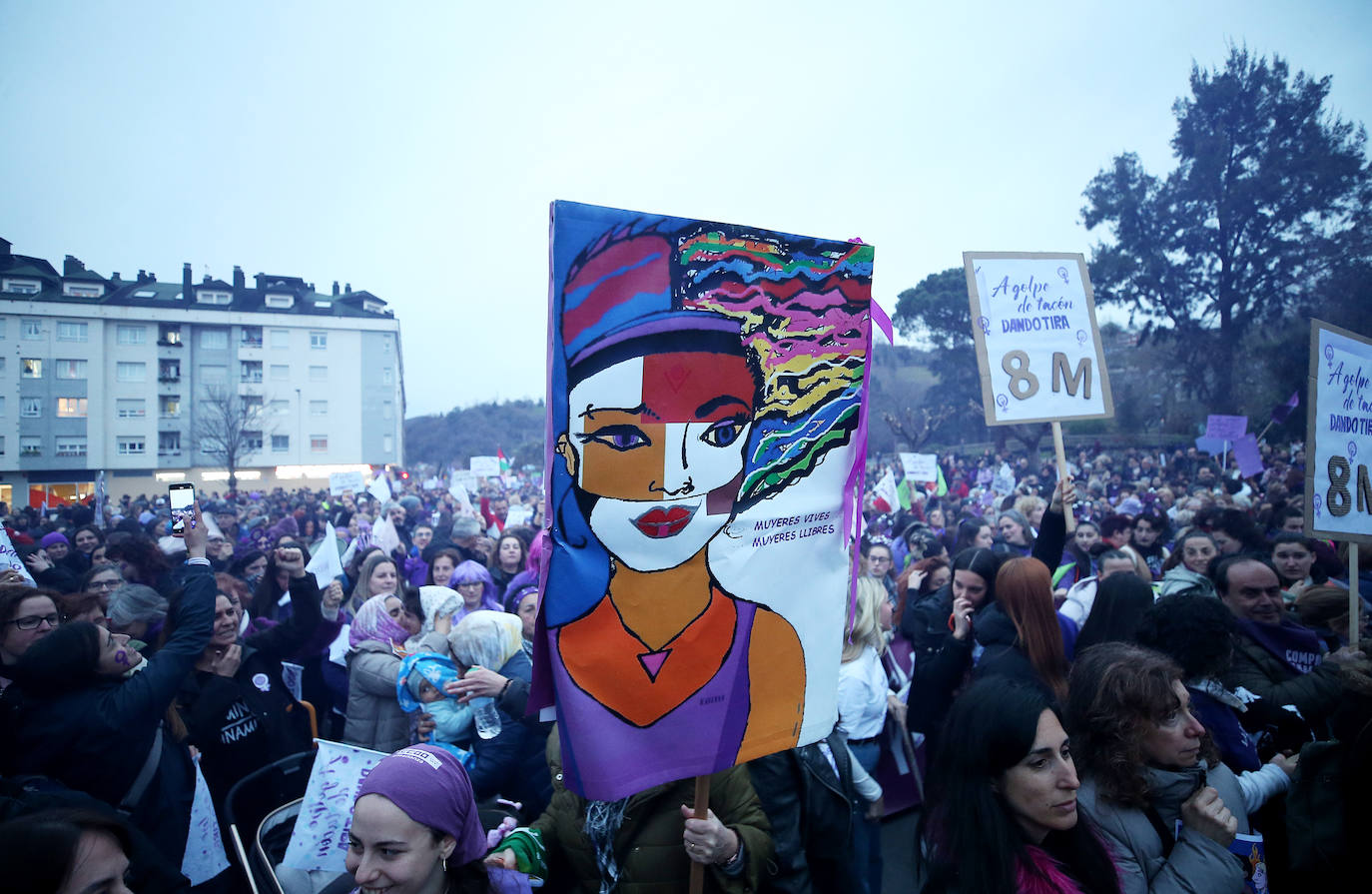 Multitudinaria manifestación del 8M en Langreo: las mujeres, dispuestas a seguir &#039;dando tira&#039;
