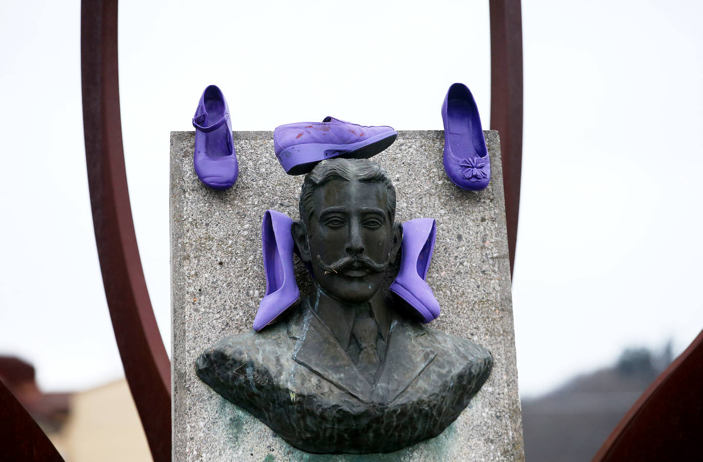 Multitudinaria manifestación del 8M en Langreo: las mujeres, dispuestas a seguir &#039;dando tira&#039;