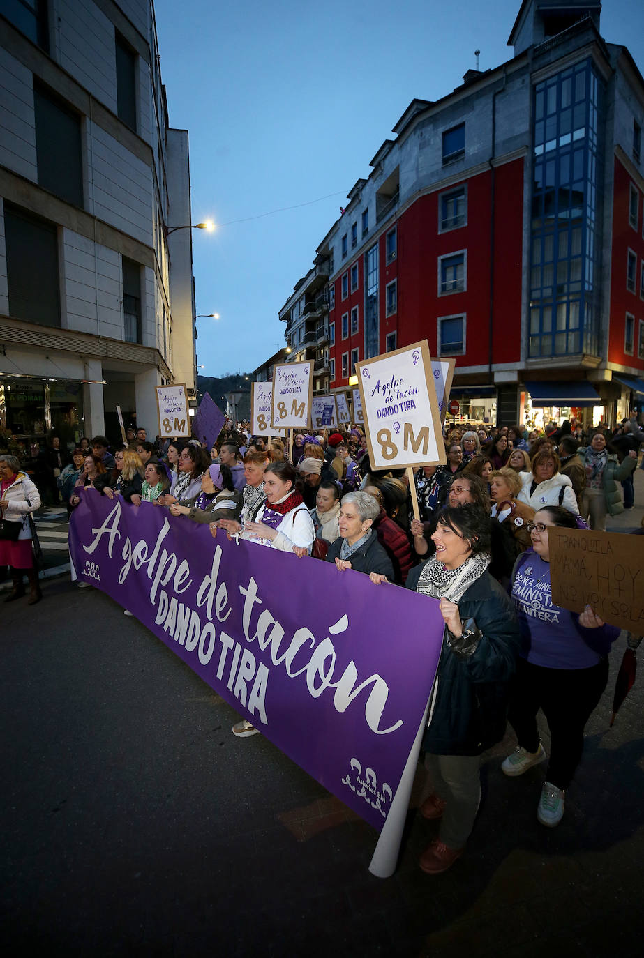 Multitudinaria manifestación del 8M en Langreo: las mujeres, dispuestas a seguir &#039;dando tira&#039;