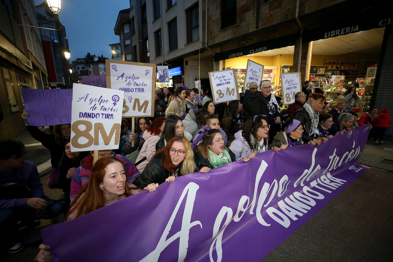 Multitudinaria manifestación del 8M en Langreo: las mujeres, dispuestas a seguir &#039;dando tira&#039;