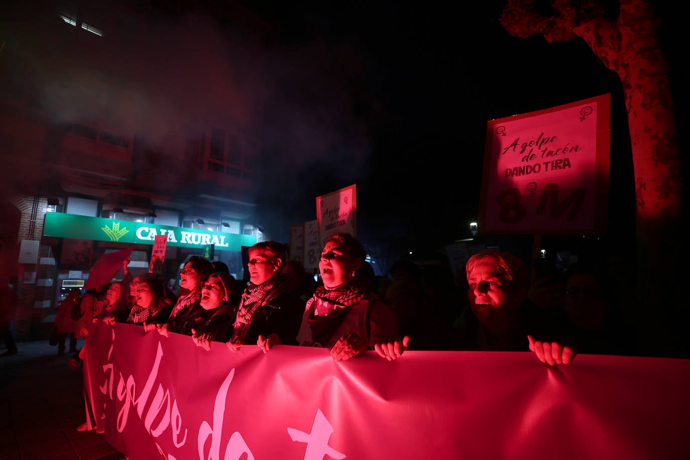 Multitudinaria manifestación del 8M en Langreo: las mujeres, dispuestas a seguir &#039;dando tira&#039;