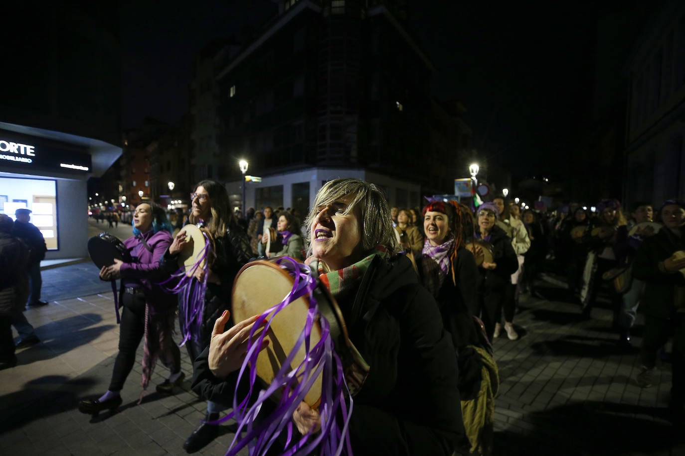 Multitudinaria manifestación del 8M en Langreo: las mujeres, dispuestas a seguir &#039;dando tira&#039;