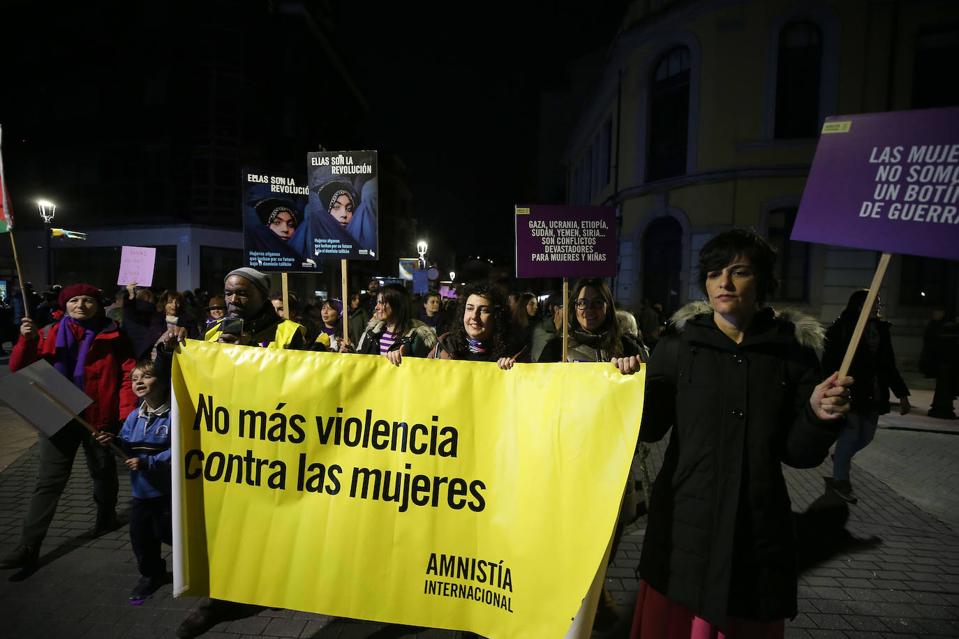 Multitudinaria manifestación del 8M en Langreo: las mujeres, dispuestas a seguir &#039;dando tira&#039;