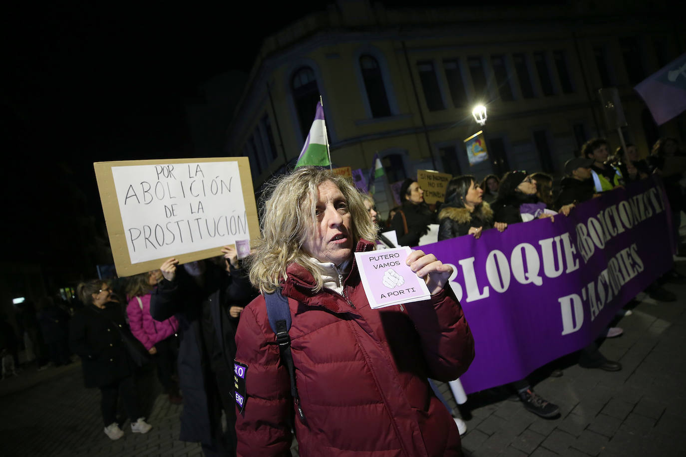 Multitudinaria manifestación del 8M en Langreo: las mujeres, dispuestas a seguir &#039;dando tira&#039;