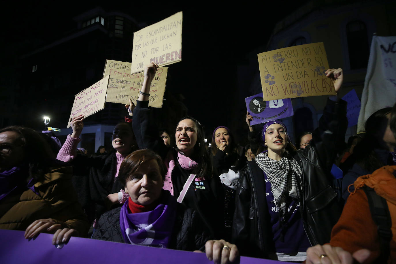 Multitudinaria manifestación del 8M en Langreo: las mujeres, dispuestas a seguir &#039;dando tira&#039;