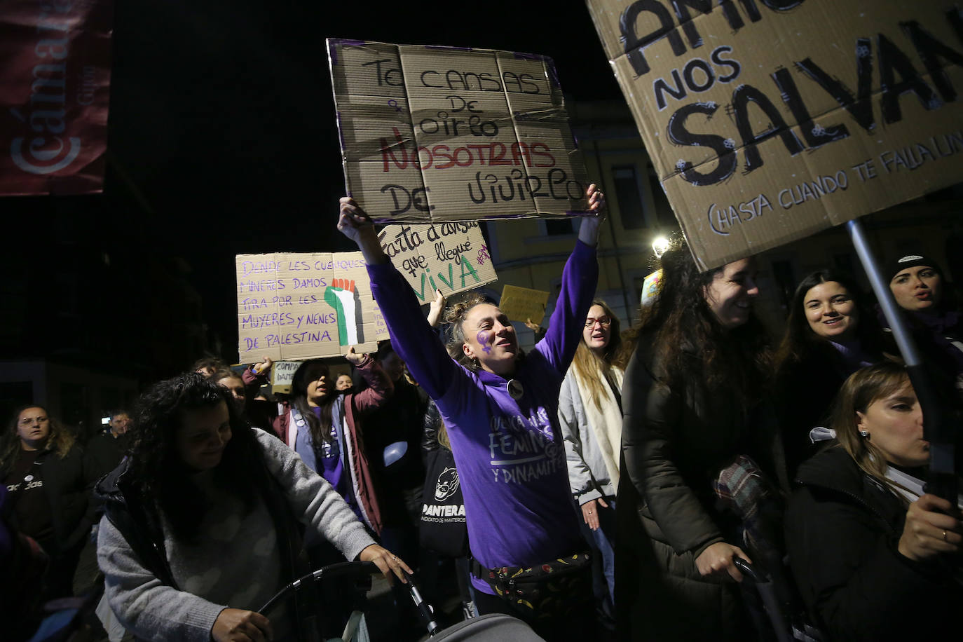 Multitudinaria manifestación del 8M en Langreo: las mujeres, dispuestas a seguir &#039;dando tira&#039;
