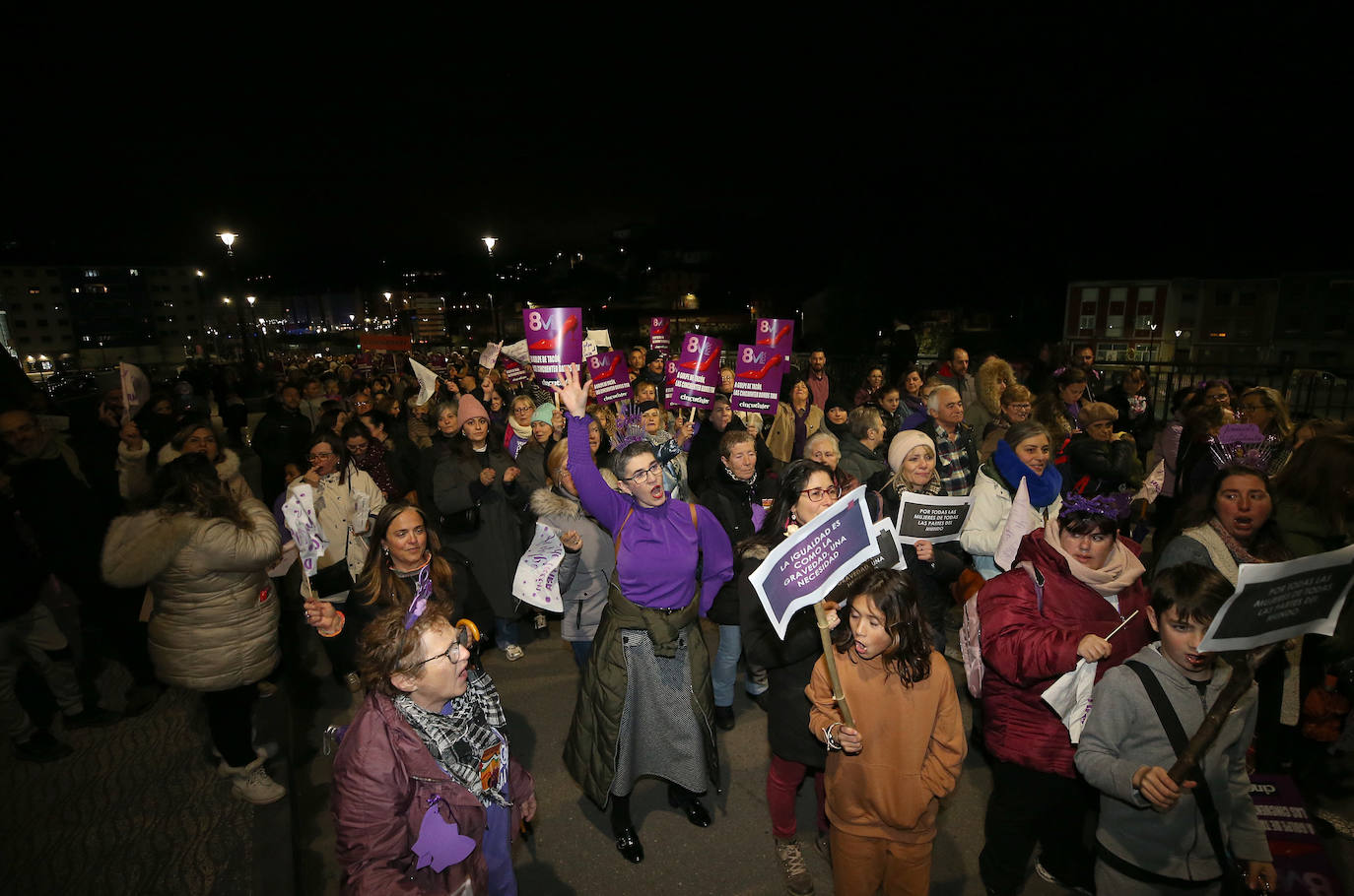 Multitudinaria manifestación del 8M en Langreo: las mujeres, dispuestas a seguir &#039;dando tira&#039;