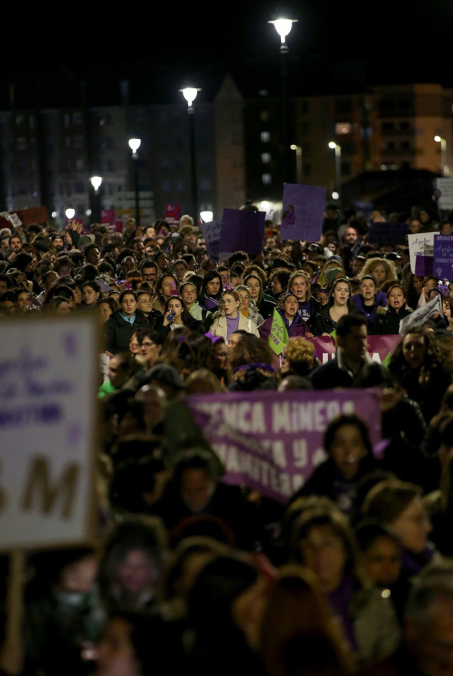 Multitudinaria manifestación del 8M en Langreo: las mujeres, dispuestas a seguir &#039;dando tira&#039;